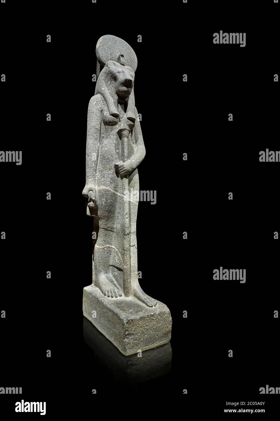 Ancienne statue égyptienne de la déesse Sekhmet, grandiorite, Nouveau Royaume, 18e et 20e dynastie (1390-1150 av. J.-C.), Thèbes. Musée égyptien, Turin. Black Backg Banque D'Images