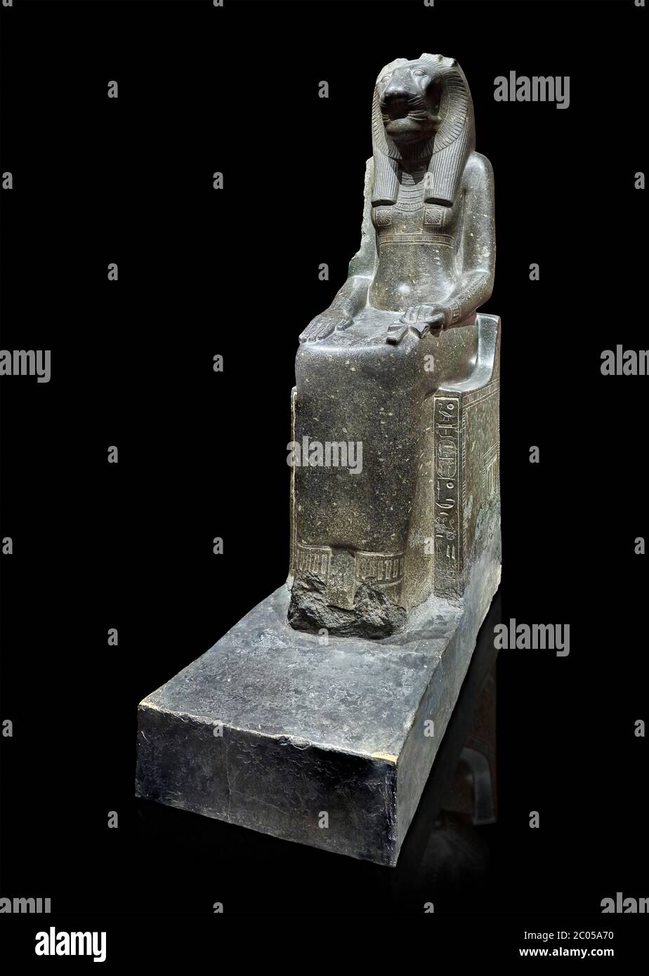 Ancienne statue égyptienne de la déesse Sekhmet, grandiorite, Nouveau Royaume, 18e et 20e dynastie (1390-1150 av. J.-C.), Thèbes. Musée égyptien, Turin. Black Backg Banque D'Images
