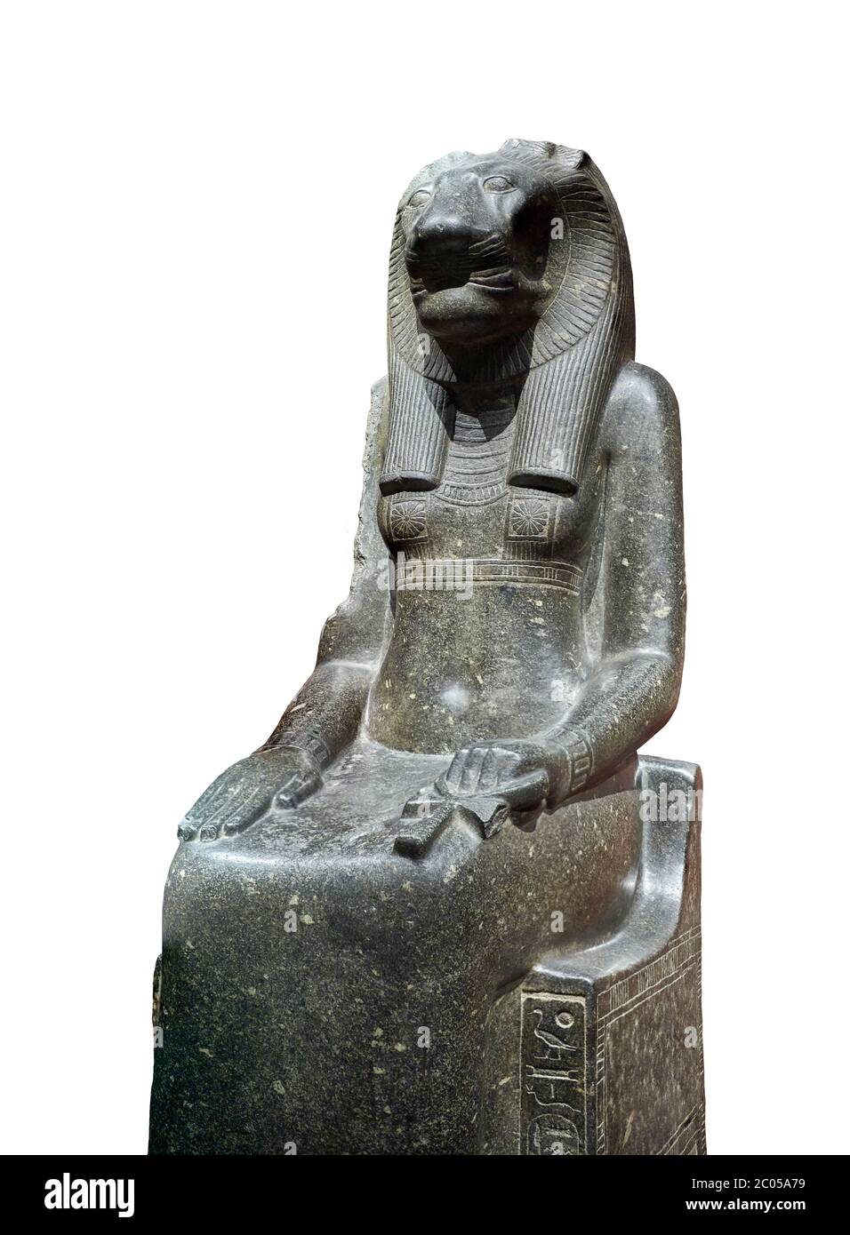 Ancienne statue égyptienne de la déesse Sekhmet, grandiorite, Nouveau Royaume, 18e et 20e dynastie (1390-1150 av. J.-C.), Thèbes. Musée égyptien, Turin. Backg. Blanc Banque D'Images