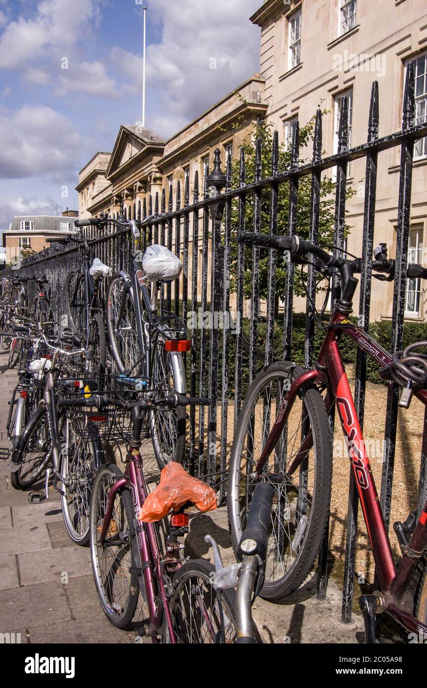 Cambridge, Royaume-Uni - 19 septembre 2011 : bicyclettes étudiantes enchaînées à des chemins de fer en dehors d'Emmanuel College le 19 2011 septembre. La ville est l'un des plus b Banque D'Images Cambridge, Royaume-Uni - 19 septembre 2011 : bicyclettes étudiantes enchaînées à des chemins de fer en dehors d'Emmanuel College le 19 2011 septembre. La ville est l'un des plus b Banque D'Images