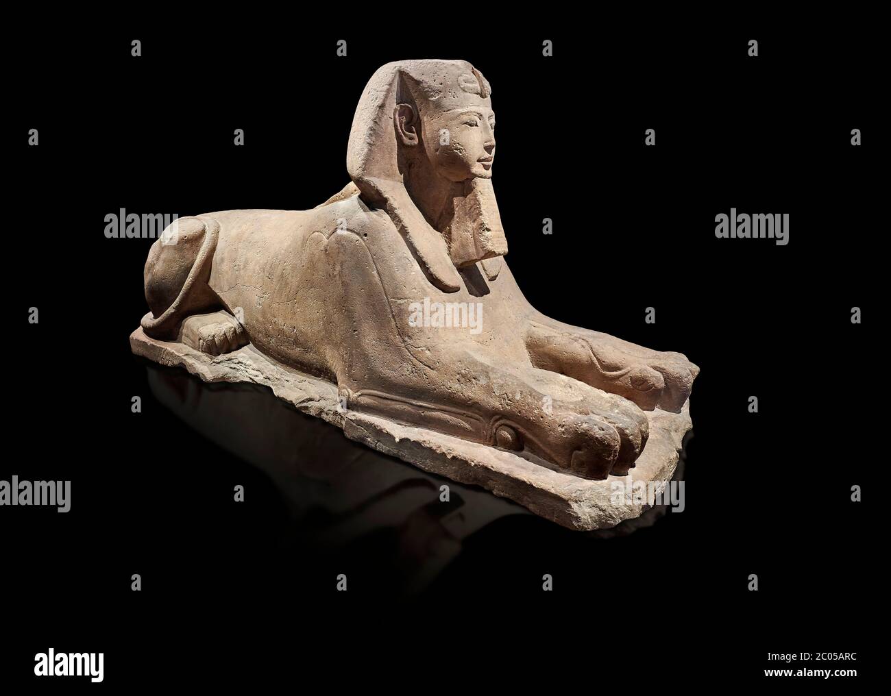 Ancienne statue du Sphinx égyptien, grès, Nouveau Royaume, début de la 19e dynastie (1292-1250), Karnak, Temple d'Amon. Musée égyptien, Turin. Black Backgrou Banque D'Images