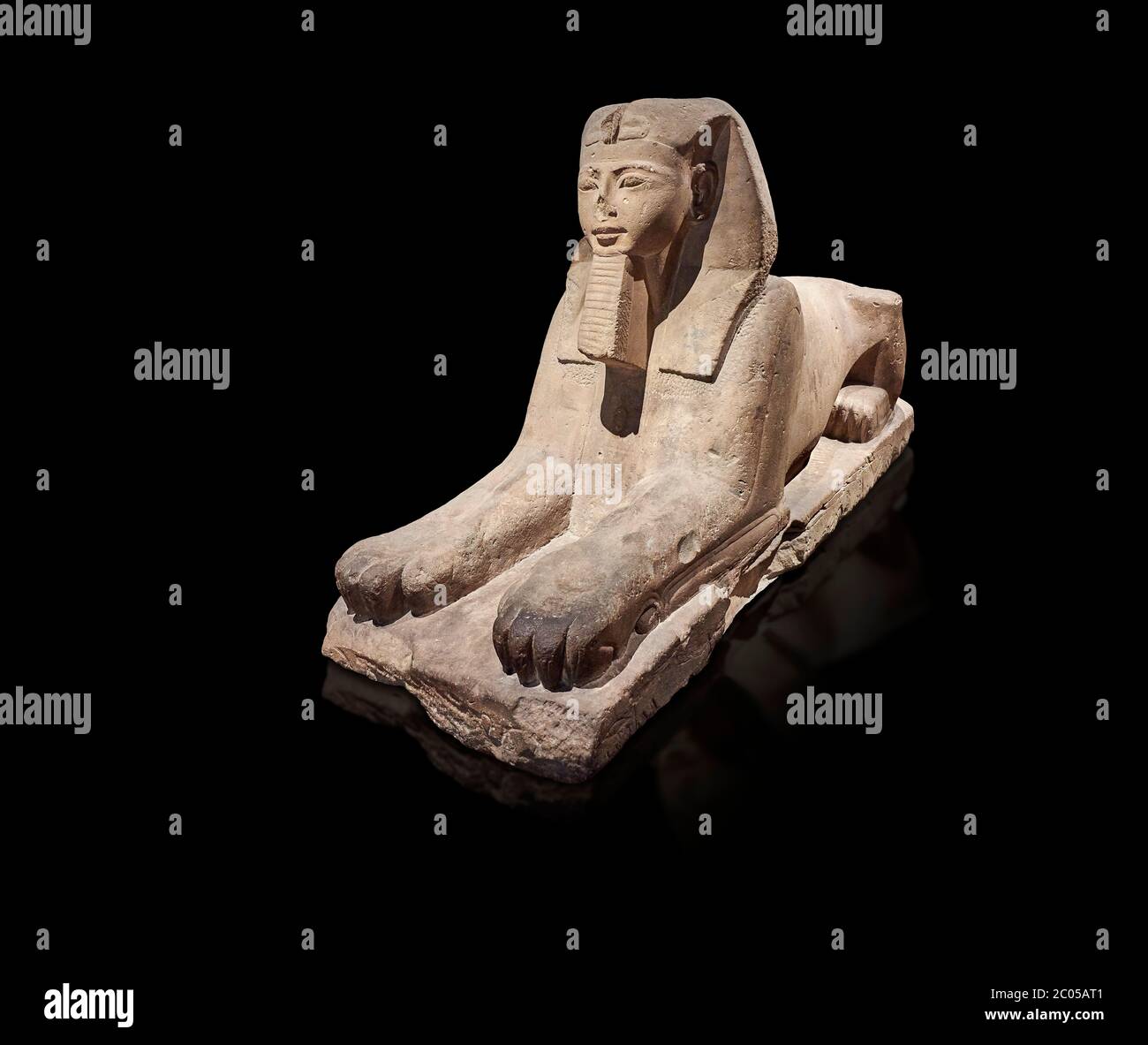 Ancienne statue du Sphinx égyptien, grès, Nouveau Royaume, début de la 19e dynastie (1292-1250), Karnak, Temple d'Amon. Musée égyptien, Turin. Black Backgrou Banque D'Images