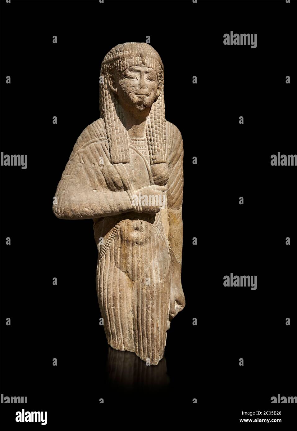 Ancienne statue égyptienne d'une reine portant une robe accrochée, grès, période Ptolemaic (332-30BC). Musée égyptien, Turin. Arrière-plan noir Drovett Banque D'Images