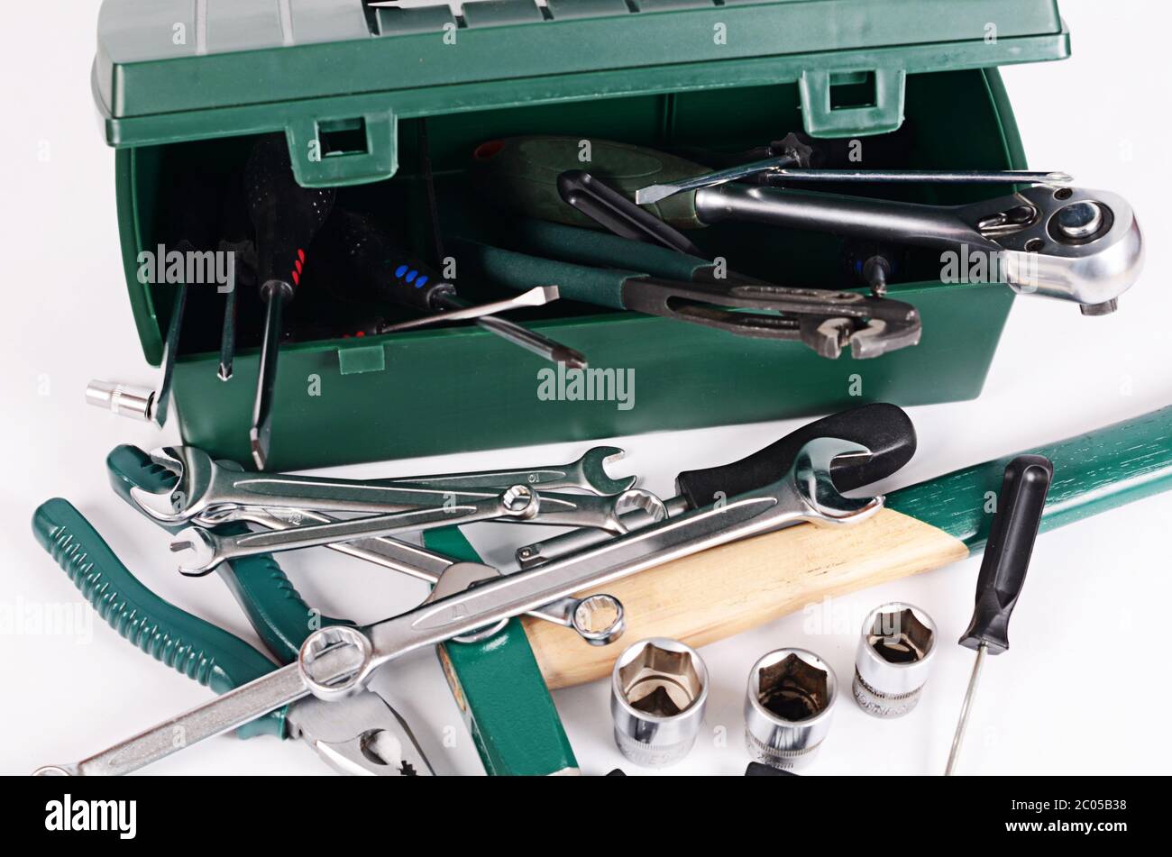 Boîte avec des outils de construction isolé Banque D'Images