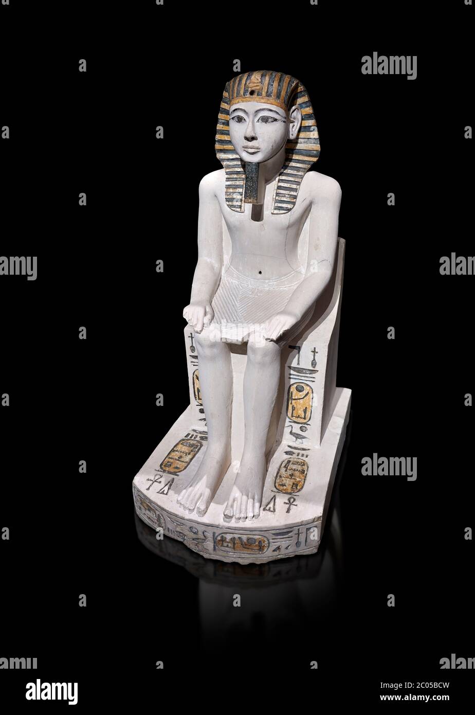 Ancienne statue culte égyptienne d'Amenhoptep I, calcaire, Nouveau Royaume, 19e dynastie, (1292-1190 av. J.-C., Deir el-Medina. Musée égyptien, Turin. Black Backg Banque D'Images