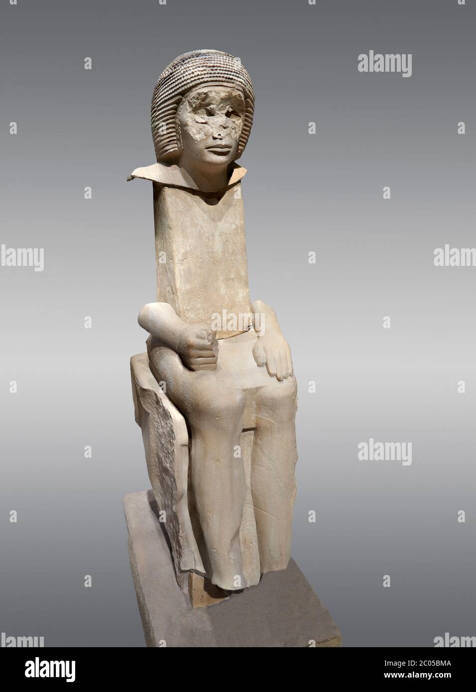 Ancienne statue égyptienne d'Iteti, grès, ancien Royaume, 5e dynastie, (2500-2400 av. J.-C.), mastaba. Musée égyptien, Turin. Fond gris. Fragmentaire Banque D'Images