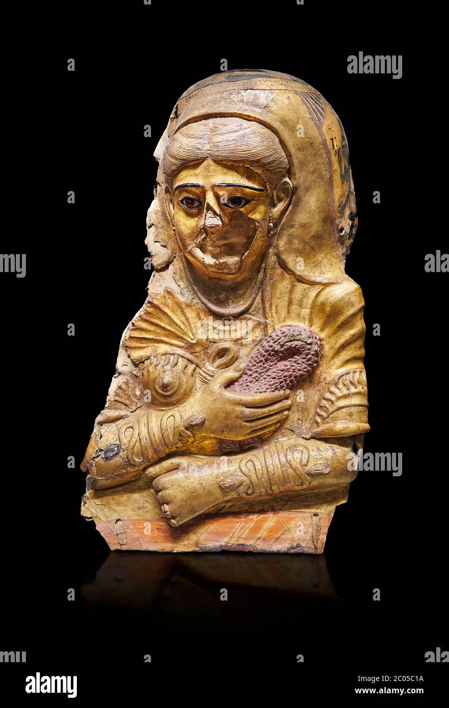 Masque de momie femelle antique égyptien romain, calcaire, période romaine, 2e cent AD, Hawara, Musée égyptien, Turin. Fond noir c'est un remarquable Banque D'Images