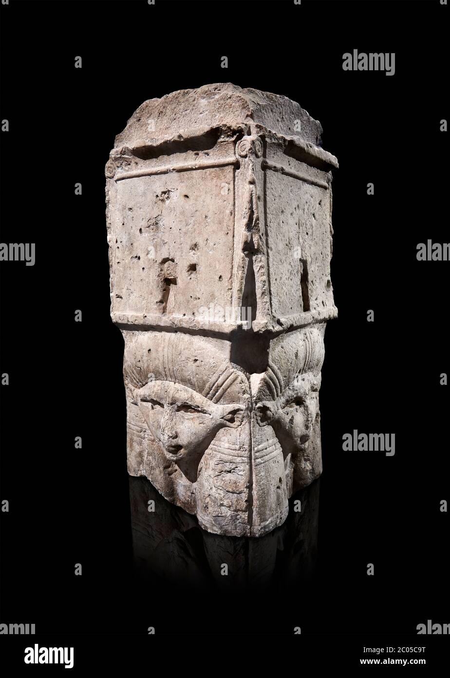 Ancienne capitale égyptienne à quatre côtés dédiée à Hathor, calcaire, période Ptolomaienne (332039 avant JC). Musée égyptien, Turin. Fond gris. Cat. 7031. b Banque D'Images