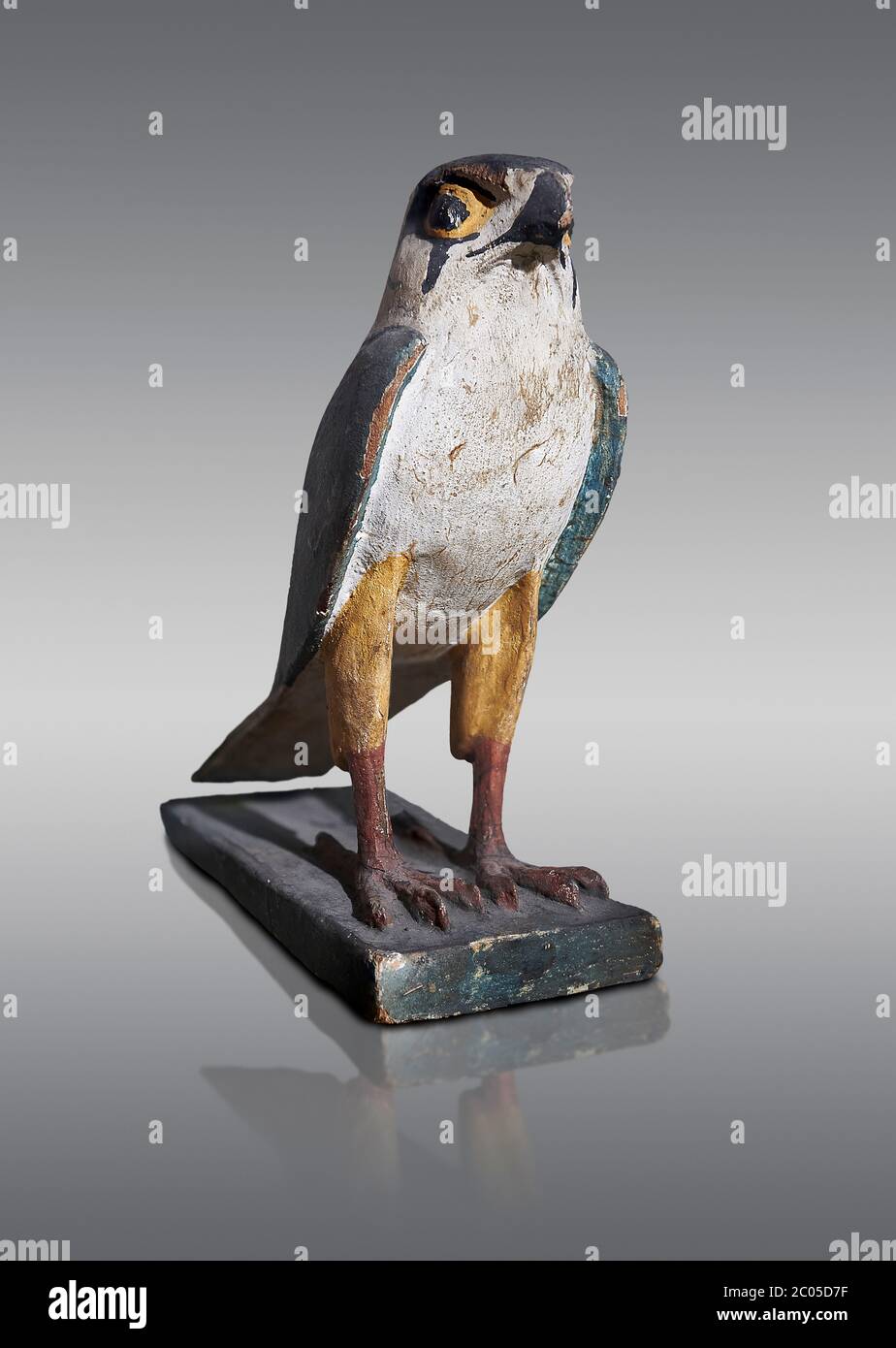 Ancien oiseau de faucon égyptien en bois, période tardive (722-322 av. J.-C.). Musée égyptien, Turin. Fond gris. Les modèles de tombeau en bois étaient un funéraire égyptien Banque D'Images