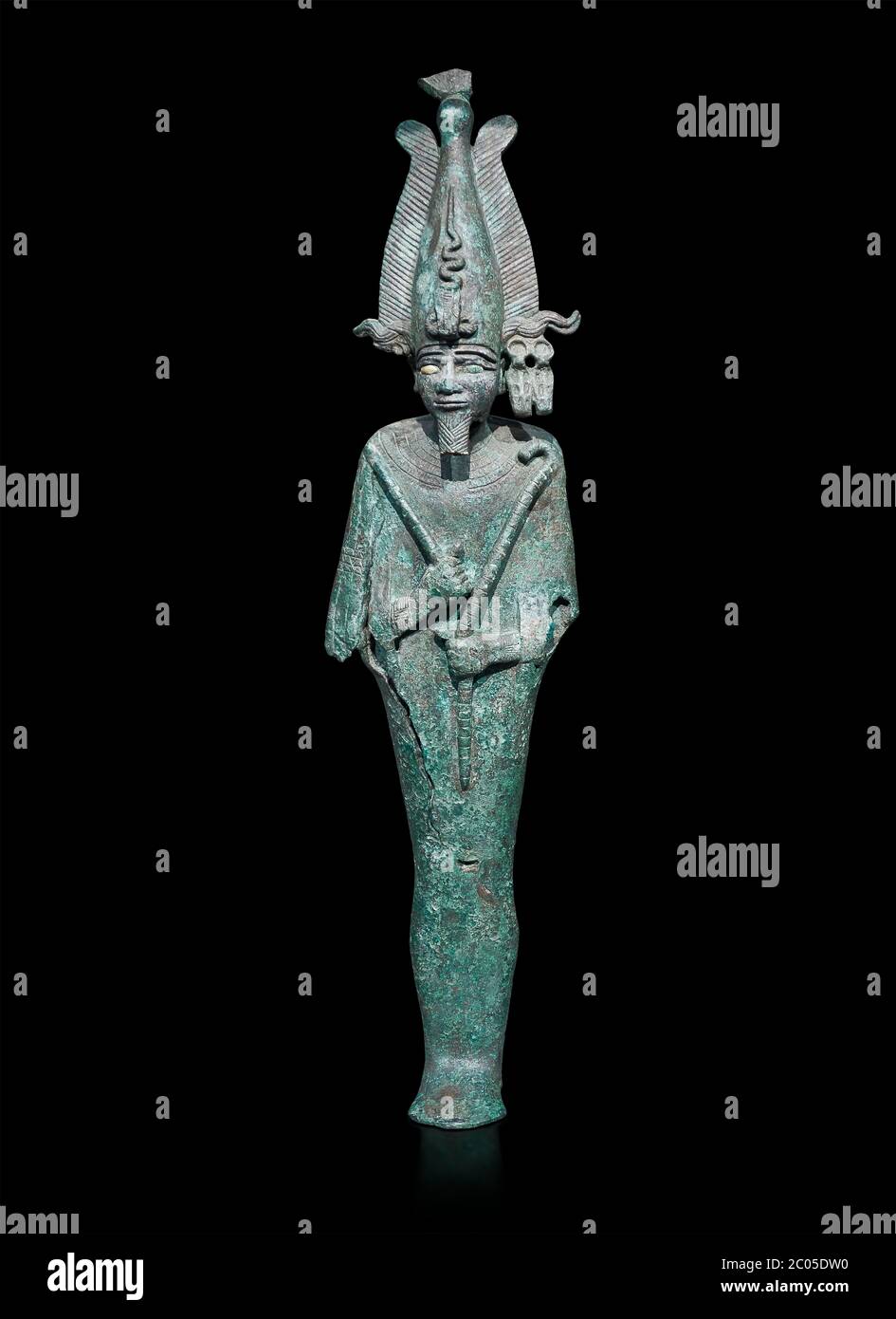 Ancienne statue de bronze égyptien d'Osiris, période Ptolomaienne, (722-30 av. J.-C.). Musée égyptien, Turin. Arrière-plan noir,. Ancienne fundCat 39. Banque D'Images