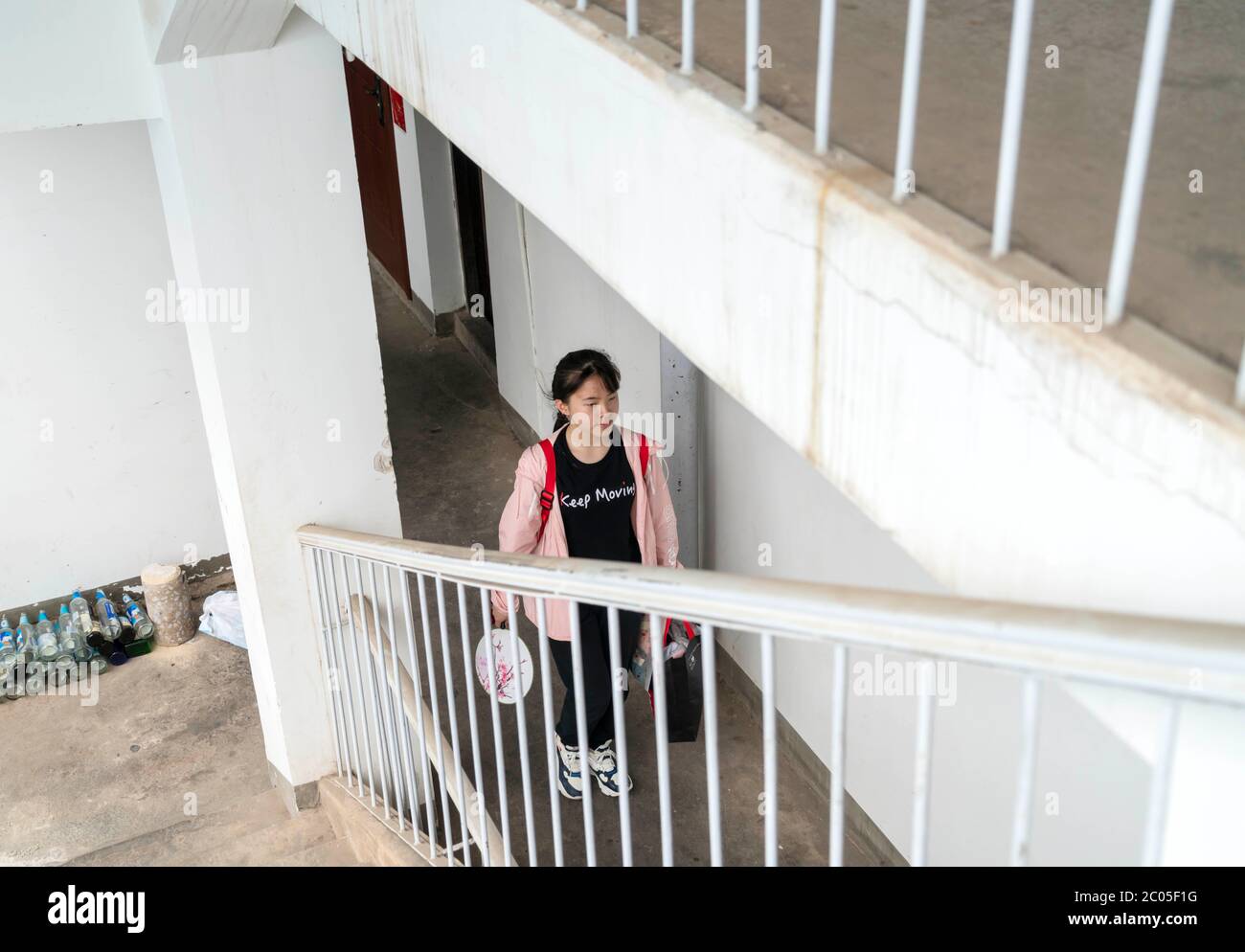 (200611) -- KUNMING, 11 juin 2020 (Xinhua) -- le Sulinna traverse le couloir de son dortoir jusqu'à la salle de formation de Kunming, dans la province du Yunnan, dans le sud-ouest de la Chine, le 10 juin 2020. Avec une histoire de plus de 200 ans, Dian Opera, une sorte d'opéra qui combine l'opéra chinois traditionnel et les caractéristiques distinctives du Yunnan, a été classée comme un patrimoine culturel intangible national en 2008.le Sulinna, âgé de 16 ans, a commencé à apprendre l'opéra Dian depuis qu'elle avait 9 ans. 'Mon grand-père est un super fan de l'Opéra de Dian et mon père est un acteur professionnel de l'Opéra de Dian. J'ai développé un intérêt marqué pour l' Opéra de Dian Banque D'Images