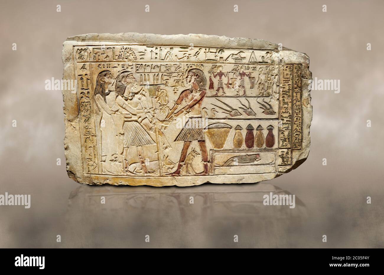 Stèle égyptienne ancienne montrant Iti et Neferu recevant des produits alimentaires, première période intermédiaire, (2118-1980 av. J.-C.), Gebelein, Tombeau d'Iti et Neferu, Egyp Banque D'Images