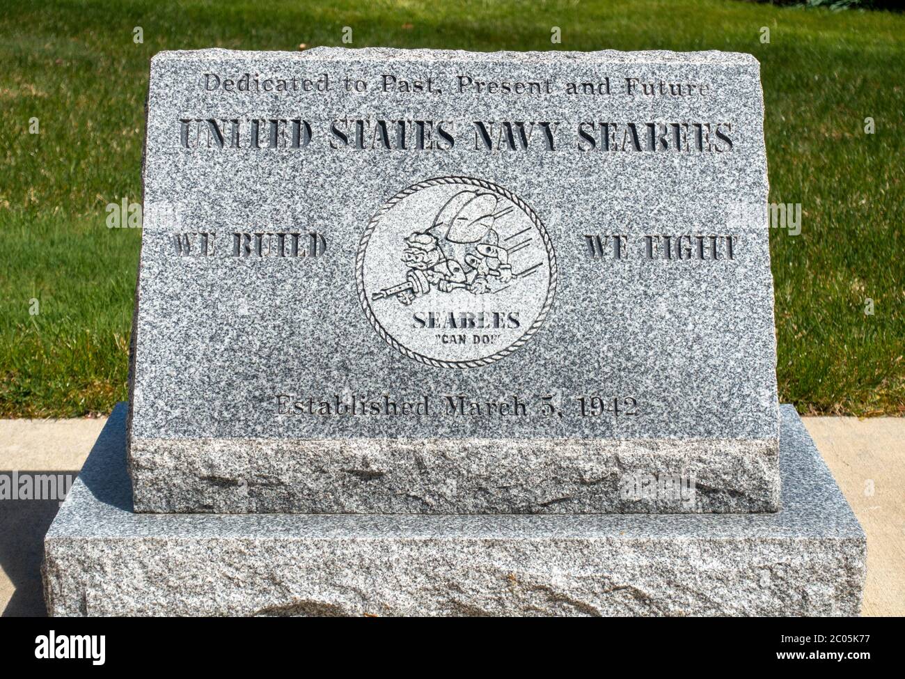 Mémorial en granit gravé dédié aux Seabes de la Marine des États-Unis d'hier, d'aujourd'hui et de demain. Nous construisons, nous combattons les Seabees peuvent faire! Créé en mars 5 1942 Banque D'Images