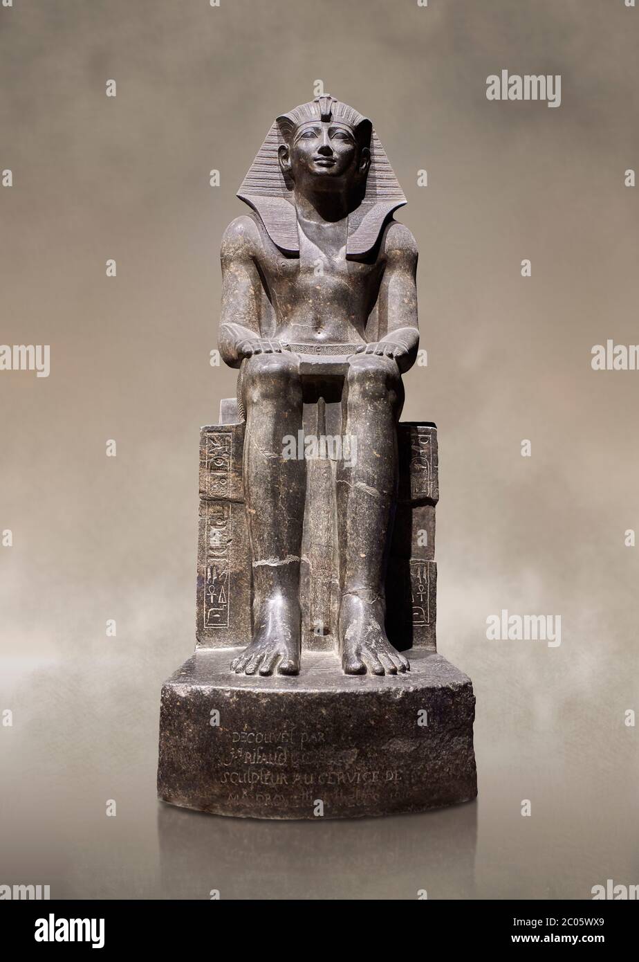 Ancienne statue égyptienne de Tuthmosis II, granodorite, Nouveau Royaume, 18e dynastie, (1479-1425 av. J.-C.), Karnak, Temple d'Amun. Musée égyptien, Turin. Gris Banque D'Images
