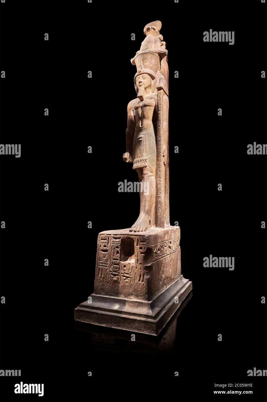 Colossale ancienne statue égyptienne de Sethy II, grès, Nouveau Royaume, 19e dynastie, (1202-1198 av. J.-C.), temple Karnak d'Amon. Musée égyptien, Turin. Bla Banque D'Images