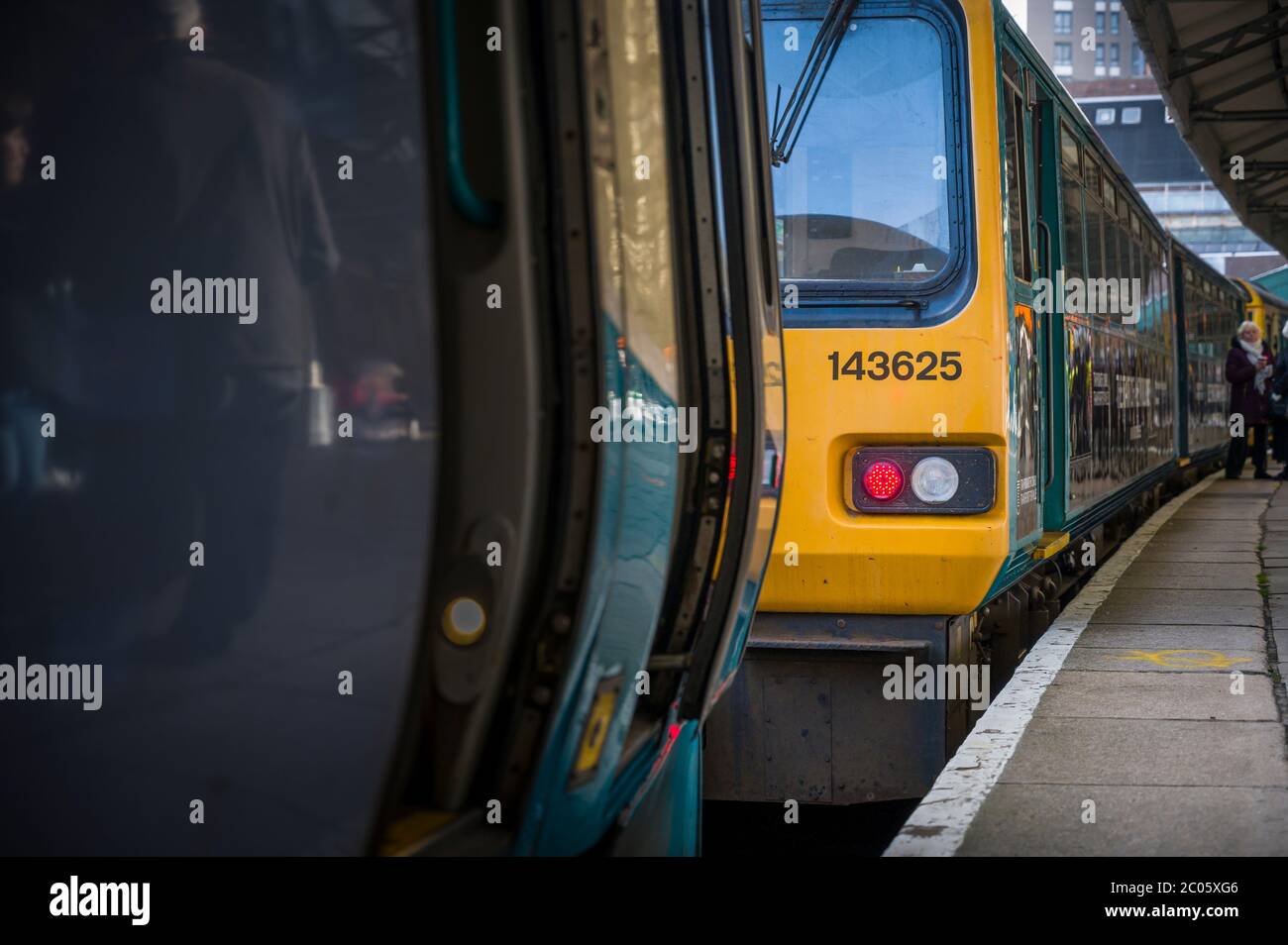 Transport pour le train de pays de Galles classe 143 en attente à la gare de Swansea, pays de Galles, Royaume-Uni. Banque D'Images