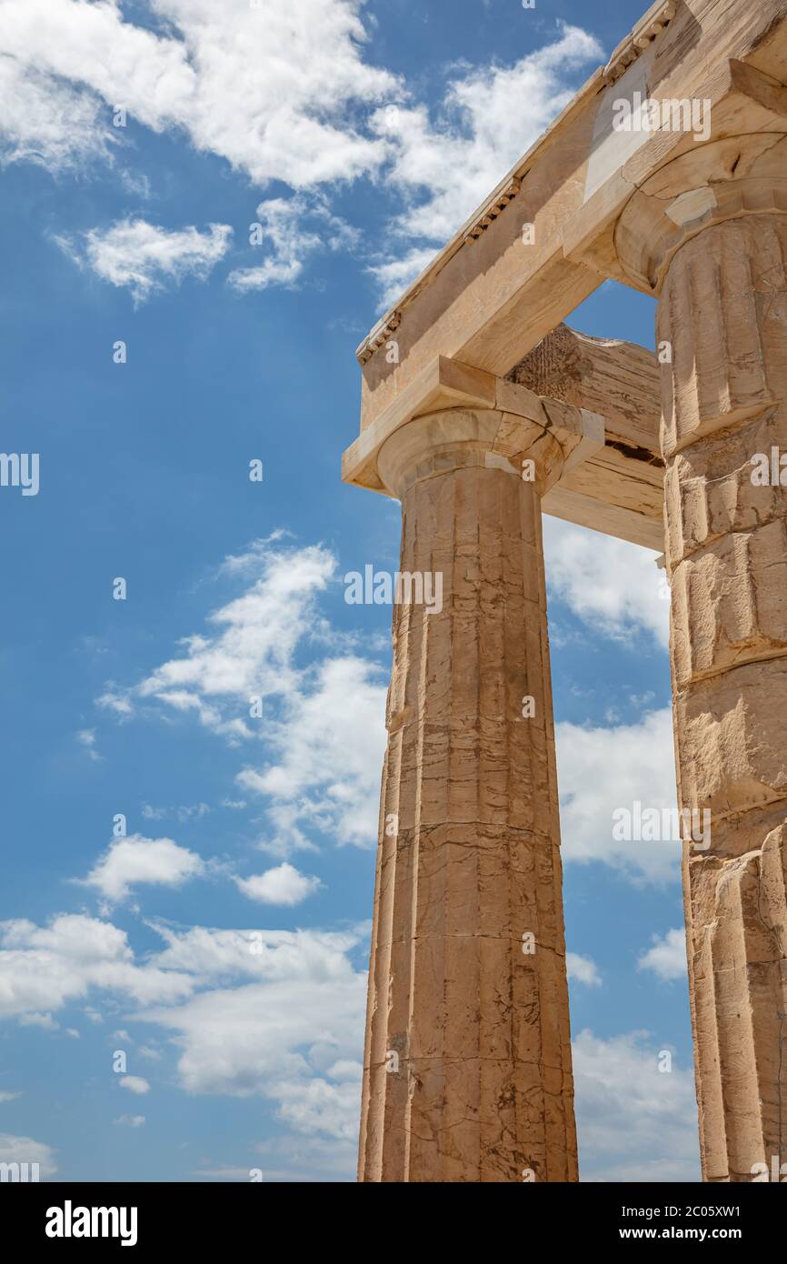 Athènes Acropole, site touristique de la Grèce. Ancienne grecque Propylaea porte partie du bâtiment et piliers vue à angle bas, ciel bleu, printemps ensoleillé jour. Banque D'Images
