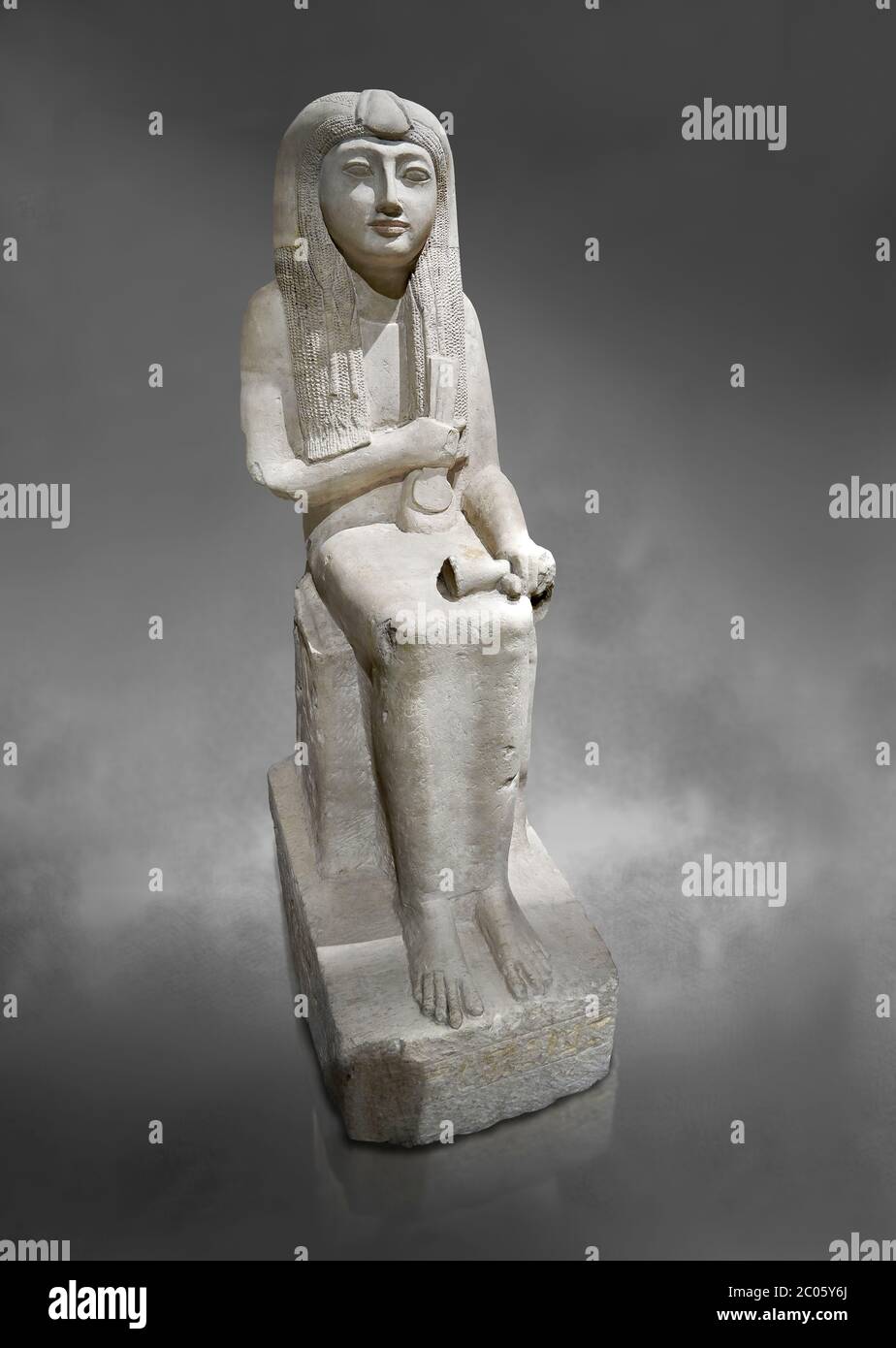 Ancienne statue égyptienne de Hel, calcaire, Nouveau Royaume, fin de la 18e dynastie, (1320-1280 av. J.-C.), Saqqara. Musée égyptien, Turin. Fond gris. Le wome Banque D'Images