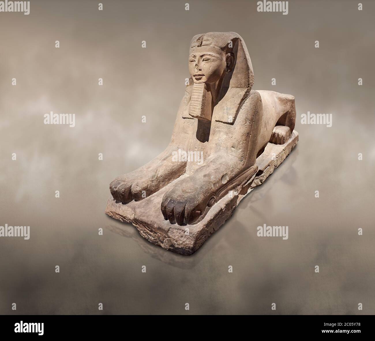Ancienne statue du Sphinx égyptien, grès, Nouveau Royaume, début de la 19e dynastie (1292-1250), Karnak, Temple d'Amon. Musée égyptien, Turin. La Phatoah Banque D'Images