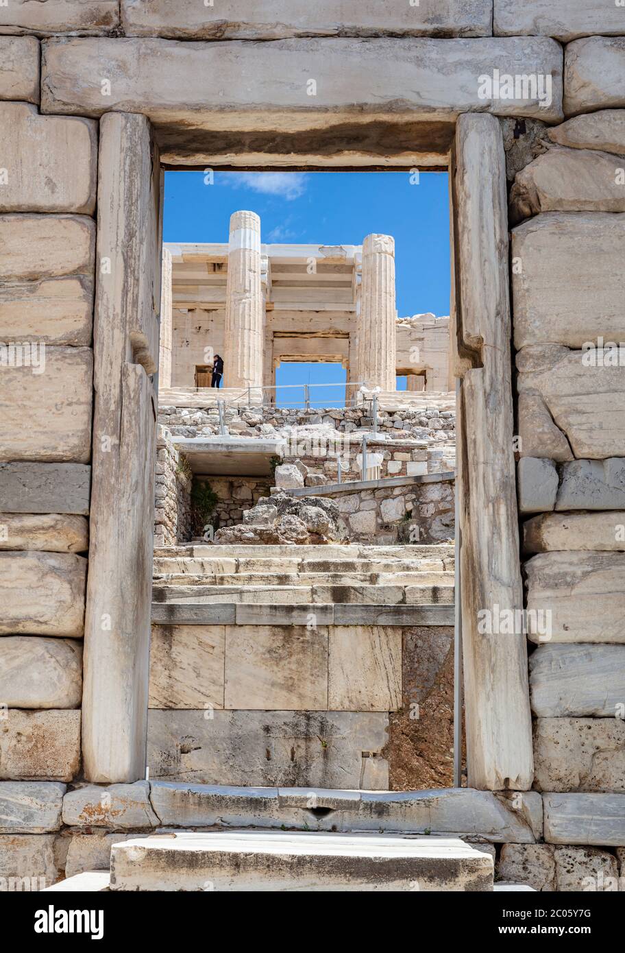 Athènes Acropole, site touristique de la Grèce. Entrée à Propylaea, porte d'entrée de la Grèce antique à l'Acropole, vue d'une ouverture en marbre, photo verticale Banque D'Images
