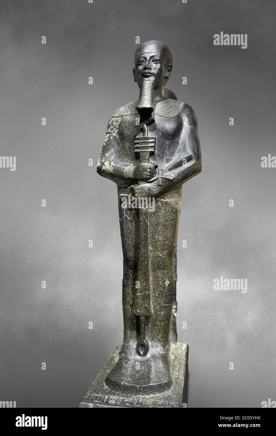 Ancienne statue égyptienne du dieu Ptah, granodiorite, Nouveau Royaume, 18e dynastie, (1390-1353 av. J.-C.) Karnak. Musée égyptien, Turin. Fond gris. Le Banque D'Images