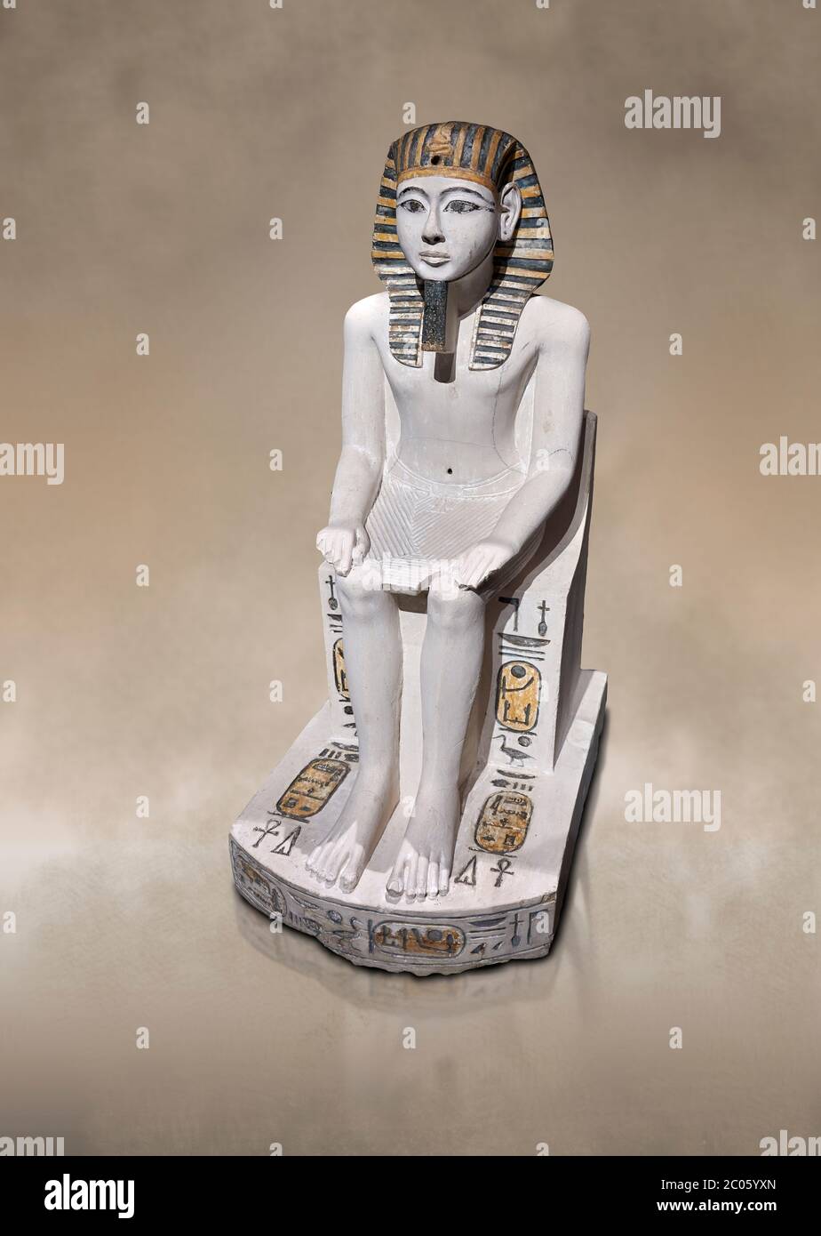 Ancienne statue culte égyptienne d'Amenhoptep I, calcaire, Nouveau Royaume, 19e dynastie, (1292-1190 av. J.-C., Deir el-Medina. Musée égyptien, Turin. Fond gris Banque D'Images