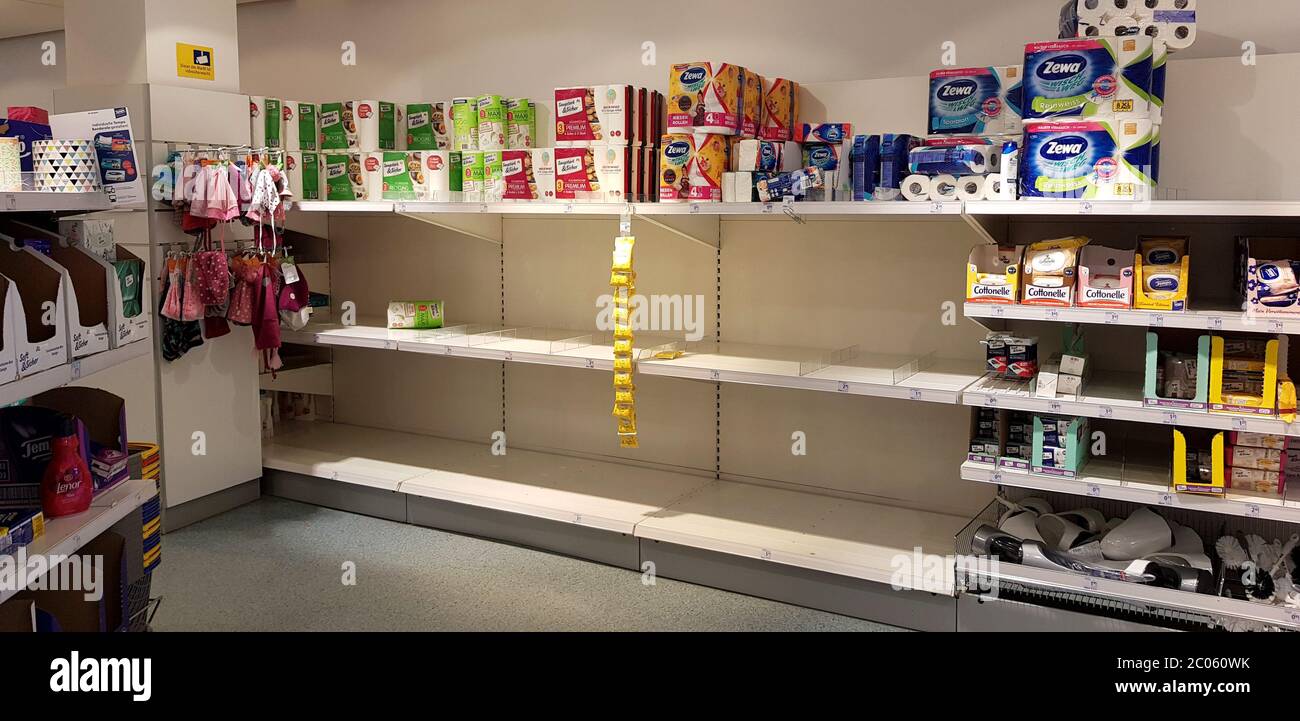 La tablette complète en papier toilette est vide dans le magasin DM drogerie markt en raison de la panique et de la peur liées à l'épidémie du coronavirus COVID-19. Banque D'Images