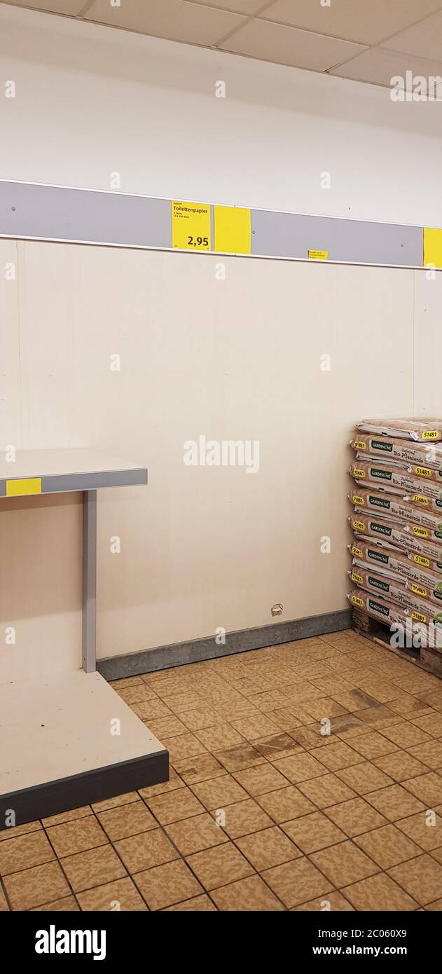 Épuisé. Les étagères/zones complètes de papier toilette sont vides dans le supermarché Aldi Süd en raison de la panique et de la peur liées à l'épidémie de COVID-19. Banque D'Images