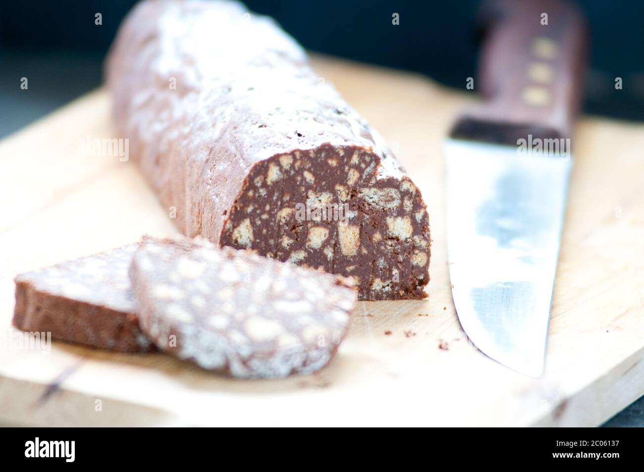 Salami au Chocolat avec le chocolat noir et beurre noisette Banque D'Images