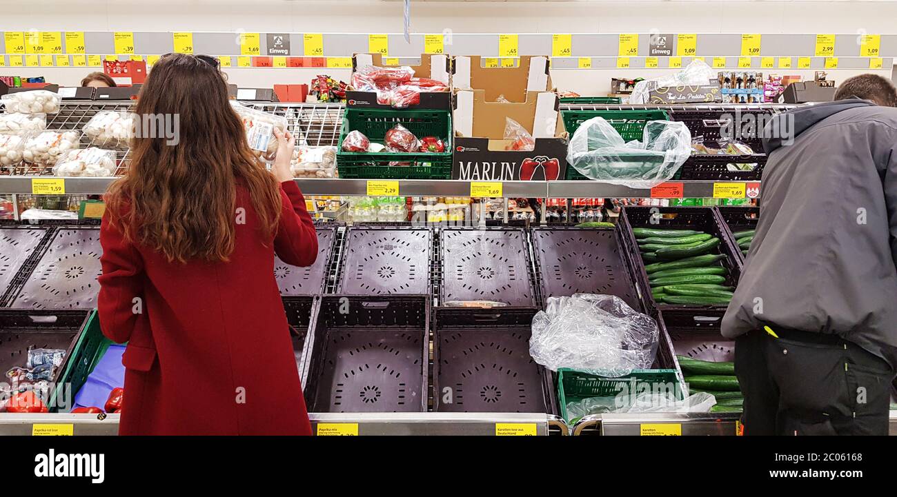 Presque complètement vide les étagères de légumes dans un énorme magasin d'alimentation en raison de la panique et de la peur liées à l'épidémie du coronavirus COVID-19 en Europe Banque D'Images