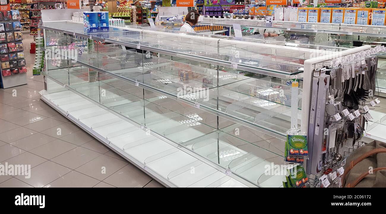 Épuisé. Les étagères complètes de papier toilette sont vides dans le supermarché Müller en raison de la panique et de la peur liées à l'épidémie de la COVID-19. Banque D'Images