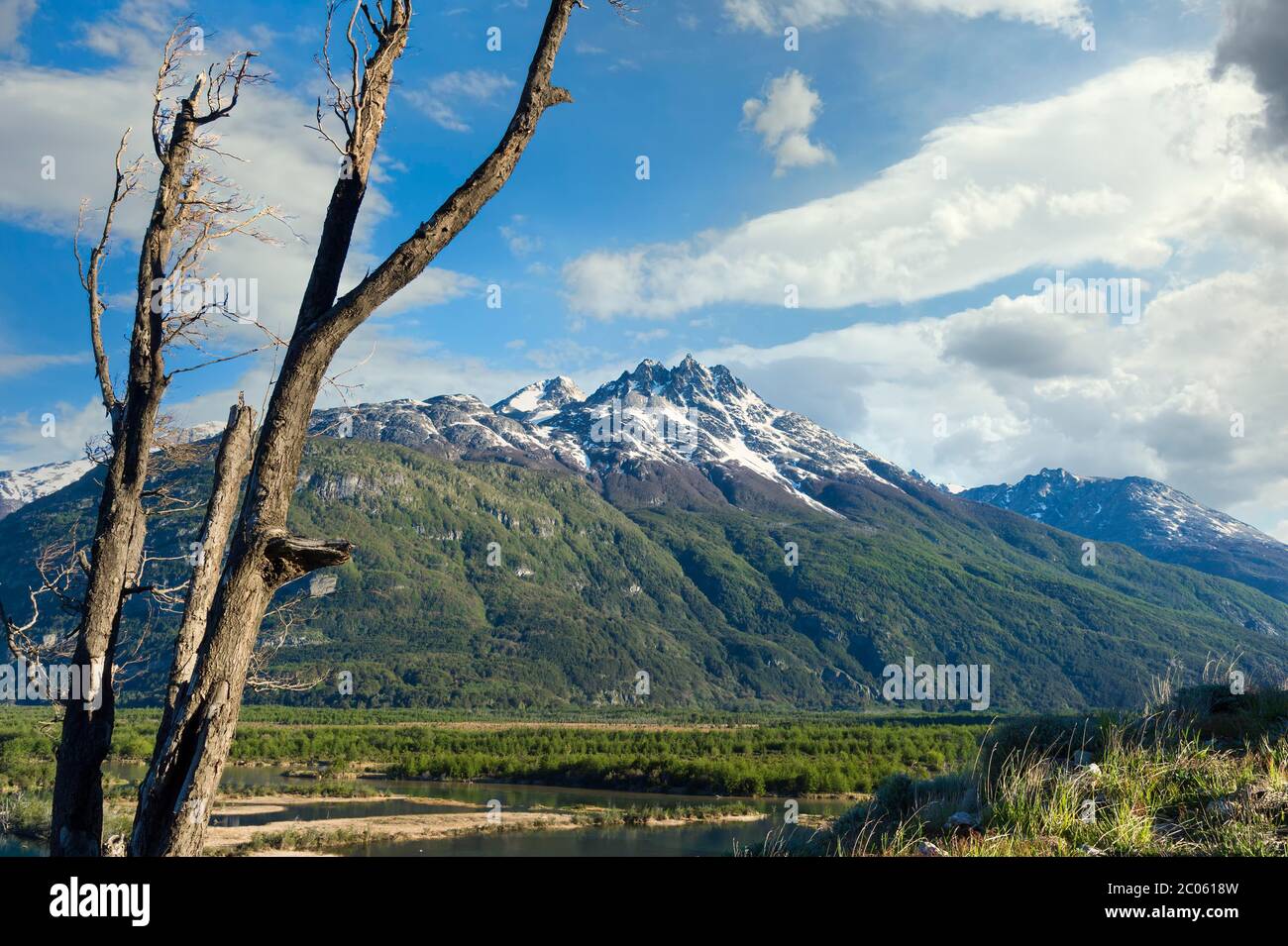 Chaîne de montagnes Castillo et vallée de la rivière Ibanez vue depuis la route panaméricaine, région d'Aysen, Patagonie, Chili Banque D'Images