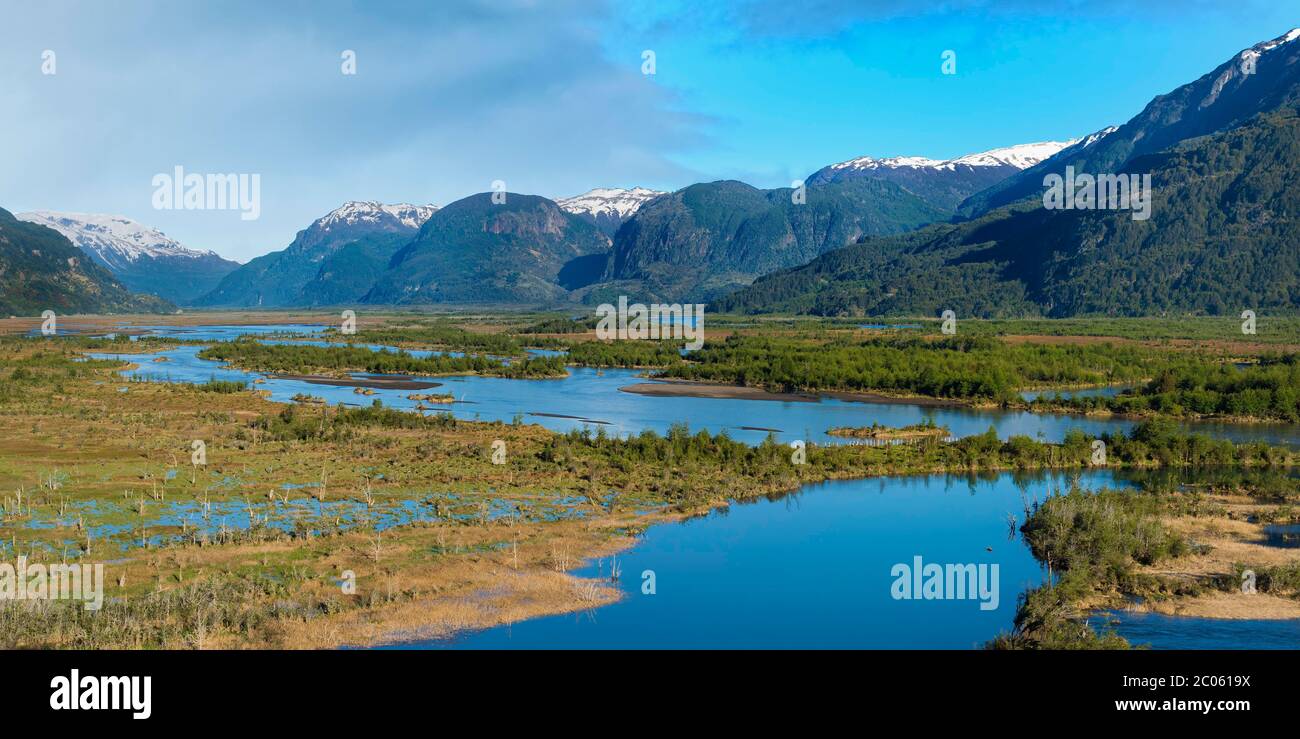 Chaîne de montagnes Castillo et vallée de la rivière Ibanez vue depuis la route panaméricaine, région d'Aysen, Patagonie, Chili Banque D'Images