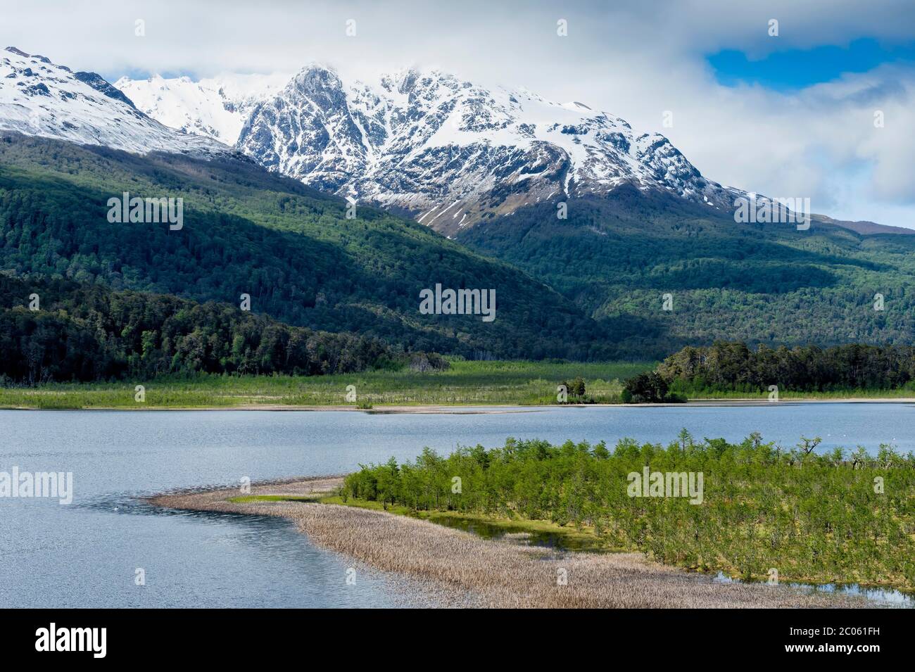 Chaîne de montagnes Castillo et vallée de la rivière Ibanez vue depuis la route panaméricaine, région d'Aysen, Patagonie, Chili Banque D'Images