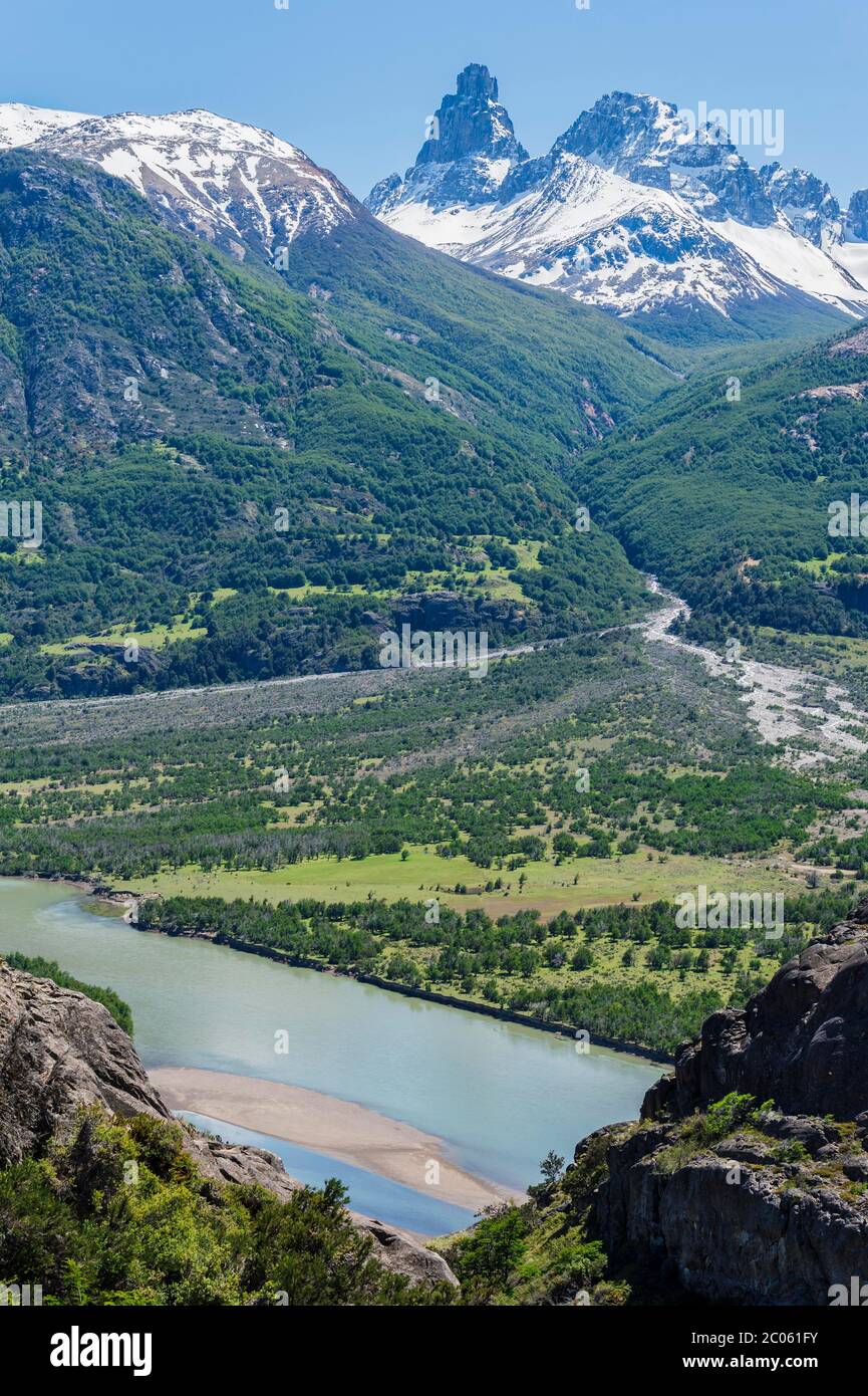 Chaîne de montagnes Castillo et vallée de la rivière Ibanez vue depuis la route panaméricaine, région d'Aysen, Patagonie, Chili Banque D'Images