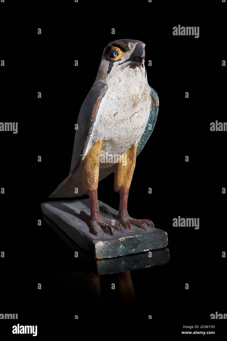 Ancien oiseau de faucon égyptien en bois, période tardive (722-322 av. J.-C.). Musée égyptien, Turin. Fond noir. Les modèles de tombeau en bois étaient un funerar égyptien Banque D'Images