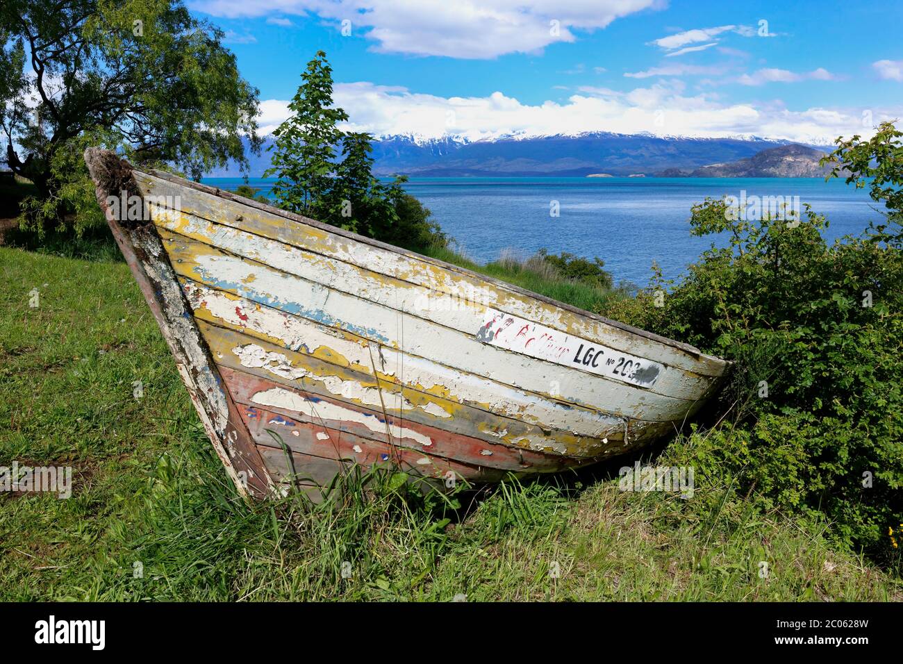 Vieux canoë en bois près du lac General Carrera, Puerto Rio Tranquilo, Carretera Austral, région d'Aysen, Patagonie, Chili Banque D'Images