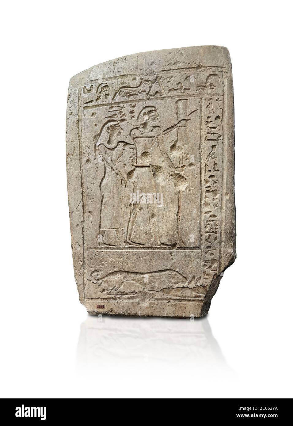 Stèle égyptienne antique d'un bowman et de sa femme, calcaire, première période intermédiaire, 7-11ème dynastie, (2118-1980 av. J.-C.), Deir el-Medina, Schiaparelli ca Banque D'Images