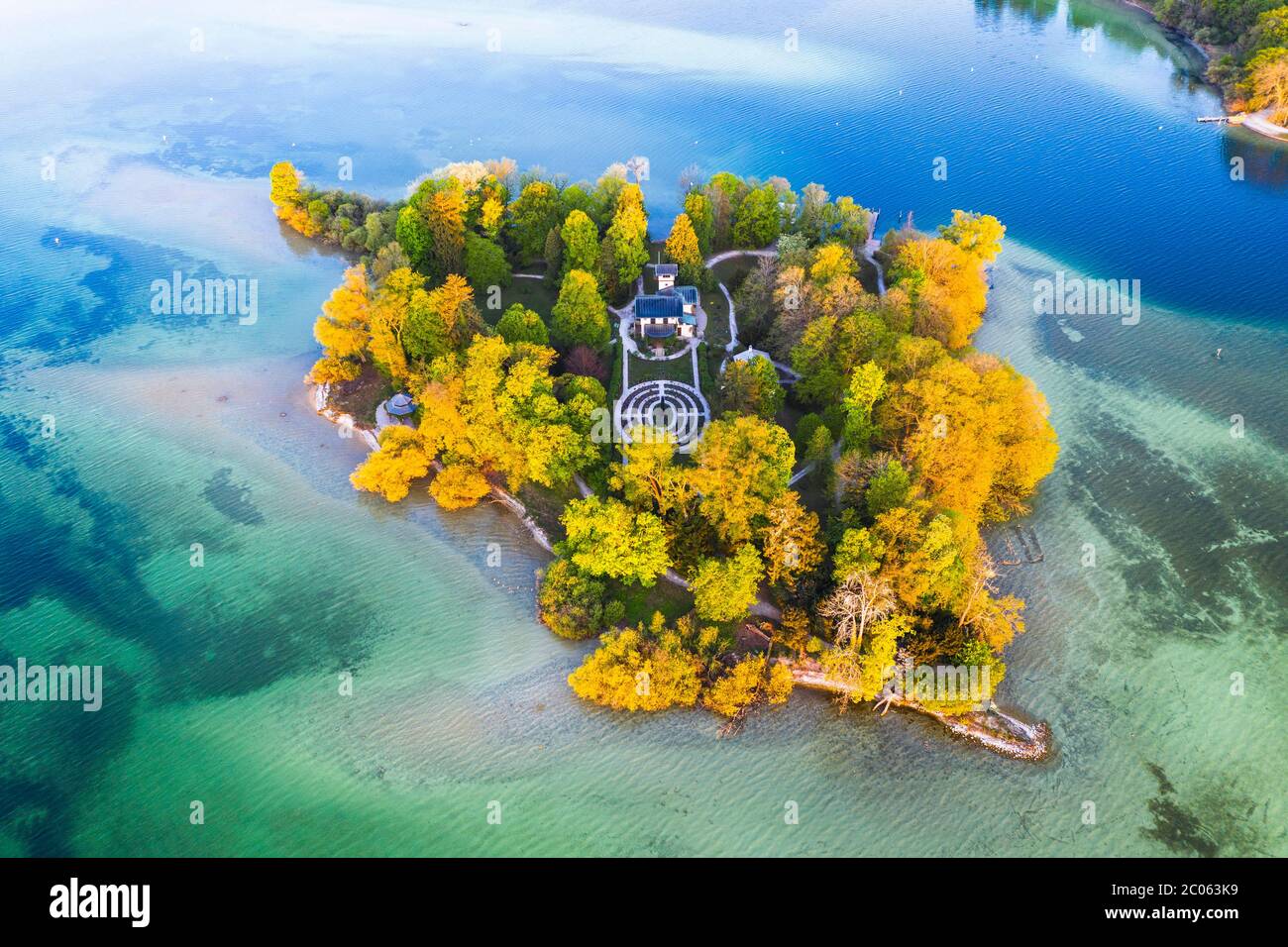 Rose île dans le Starnberger Voir près de Feldafing dans la lumière du matin, Fuenfseenland, vue aérienne, haute-Bavière, Bavière, Allemagne Banque D'Images