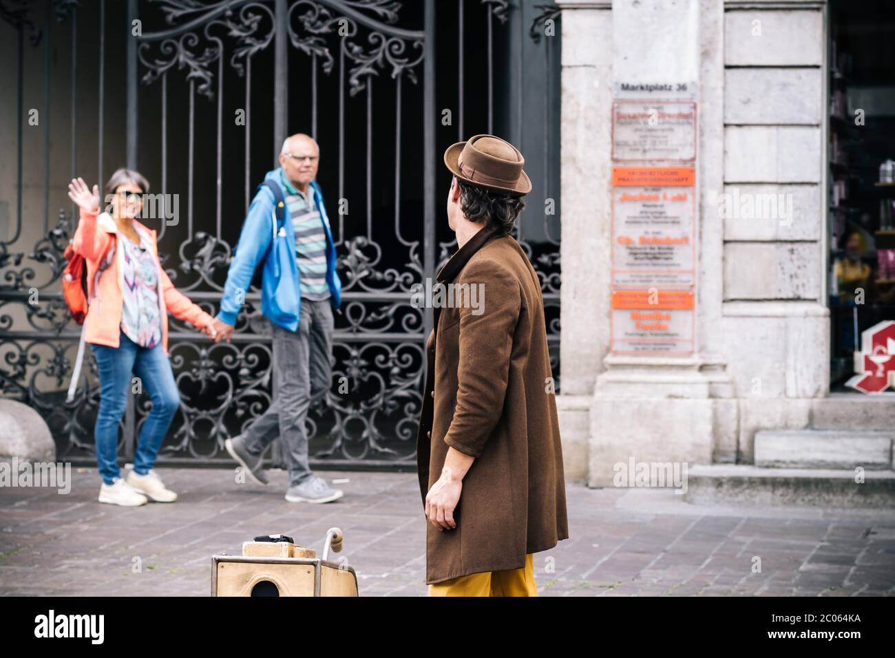 Des sacs vides, des emballages, des décorations de festival et d'autres ordures sont posés sur le trottoir et dans la rue après le défilé traditionnel de carnaval. Banque D'Images