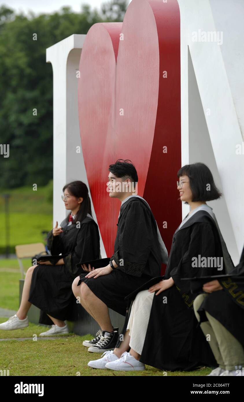 Nanchang, province chinoise du Jiangxi. 10 juin 2020. Les étudiants posent pour une photo de troisième cycle à l'Université de Nanchang à Nanchang, province de Jiangxi, en Chine orientale, le 10 juin 2020. Crédit: Peng Zhaozhi/Xinhua/Alay Live News Banque D'Images