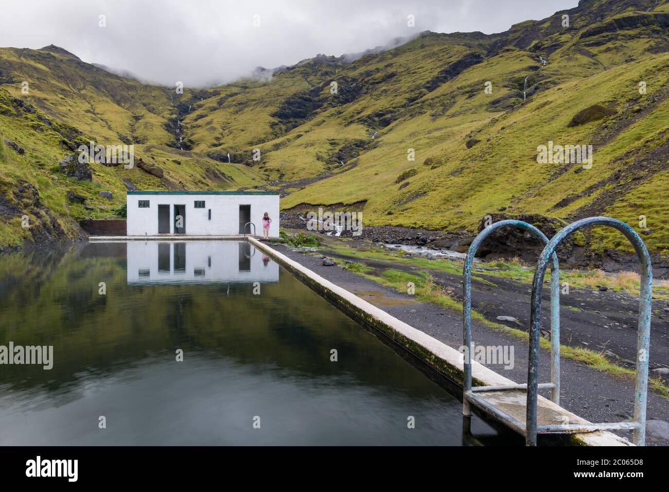 Seljavallalaug, piscine extérieure avec source chaude dans les montagnes, Seljavellir, près de Skógar, Suðurland, Sudurland, Sud de l'Islande, Islande, Europe Banque D'Images