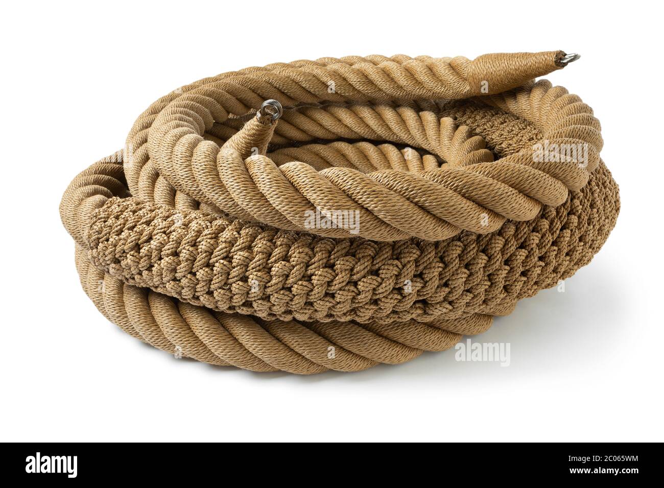 Nouvelle corde nouée à la main avec un pudding en forme d'arc pour un bateau de loisirs isolé sur fond blanc Banque D'Images