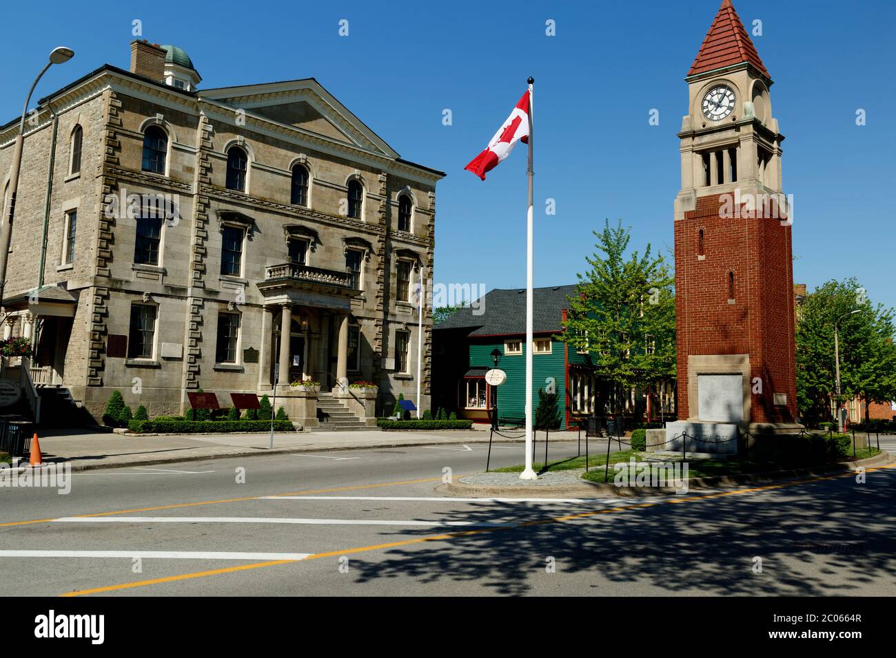Tour de l'horloge de Cenotaph et ancien palais de justice sur la rue Queen Niagara-on-the-Lake Ontario Canada. Banque D'Images