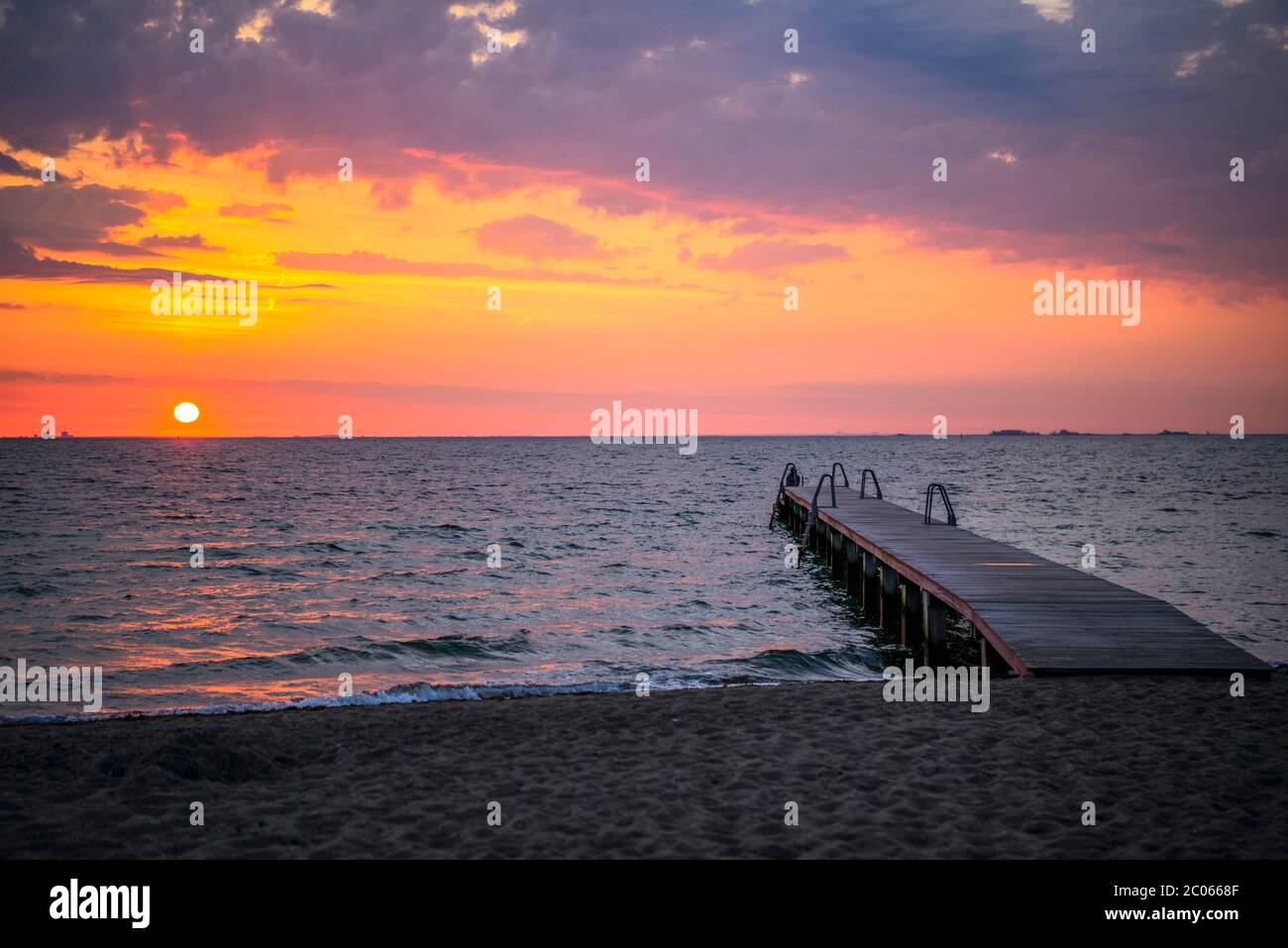Passerelle au lever du soleil sur la mer, Amager Strand, Copenhague, Danemark Banque D'Images