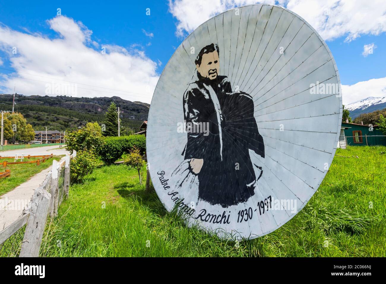 Mémorial sous forme de parabole satellite à l'Padre Antonio Ronchi, Puerto Rio Tranquilo, Carretera Austral, région d'Aysen, Patagonie, Chili Banque D'Images