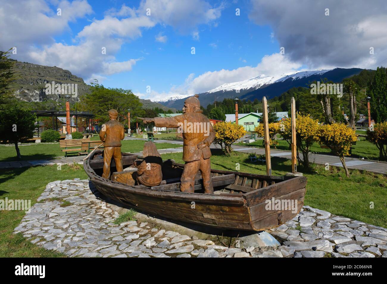Puerto Rio Tranquilo, place principale, sculpture en bois représentant les pêcheurs, Carretera Austral, région d'Aysen, Patagonie Banque D'Images