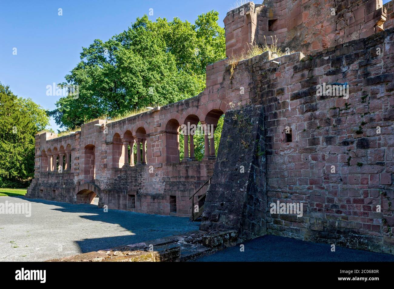 Mur du palais, ruines médiévales du château, palais impérial de l'empereur Friedrich I. Barbarossa, Stauferpfalz, Barbarossaburg, Gelnhausen, Hesse, Allemagne Banque D'Images