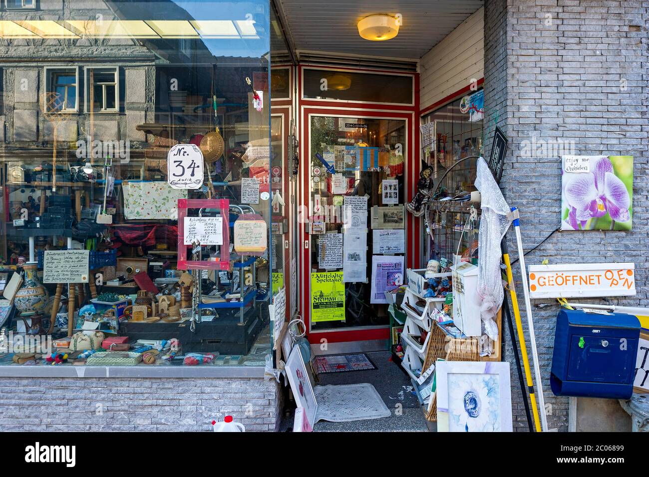 Magasin d'antiquités avec des vieilles affaires et de la malbouffe, Steinau an der Strasse, Hesse, Allemagne Banque D'Images