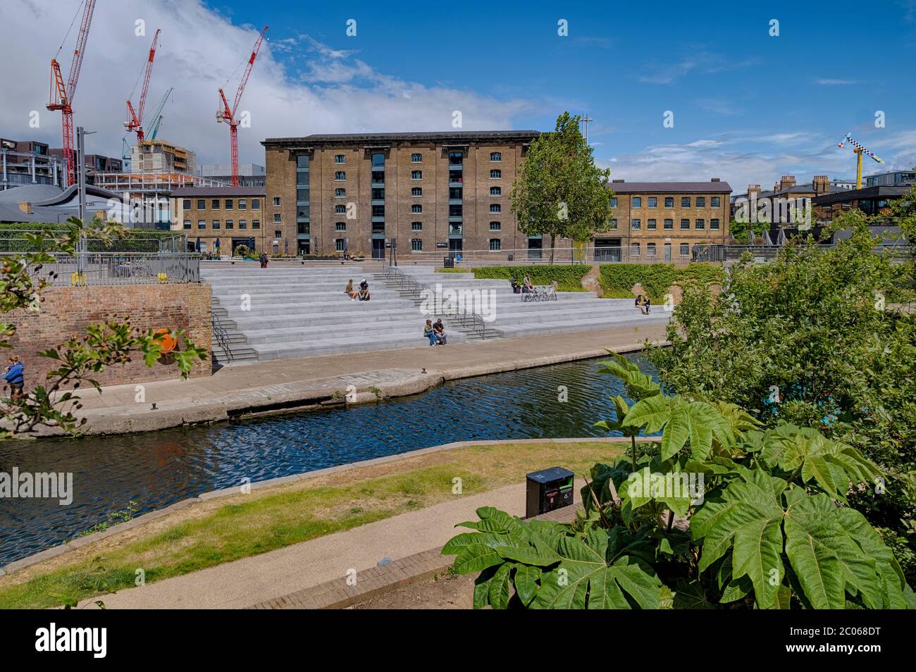 Regents Canal à Granary Square, un nouvel espace ouvert de la taille de Trafalgar Square dans le réaménagement de Kings Cross. Banque D'Images